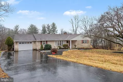 1517 Woodcrest Cir, Harrisburg, PA 17112
