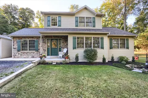 615 Singer Ln, Dauphin, PA 17018