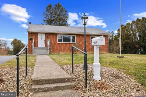 5107 Sunset Dr, Harrisburg, PA 17112