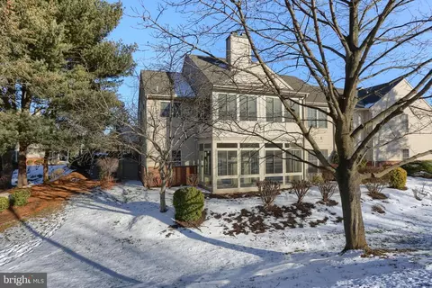 24 Glasgow Ct, Hershey, PA 17033 photo 2