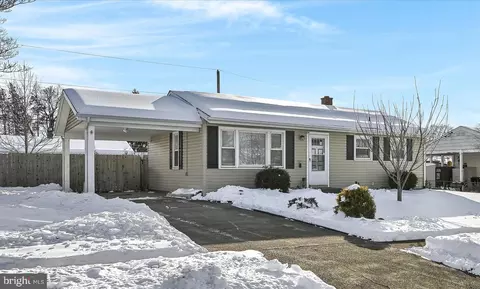 16 Berkley Dr, Middletown, PA 17057