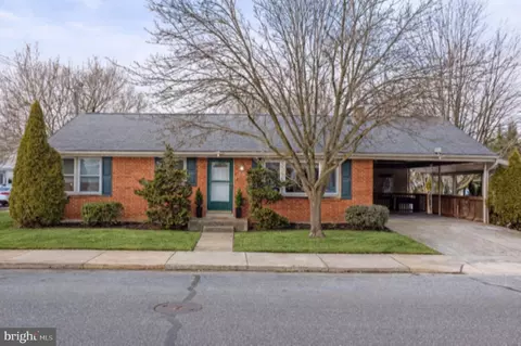 32 S John St, Hummelstown, PA 17036