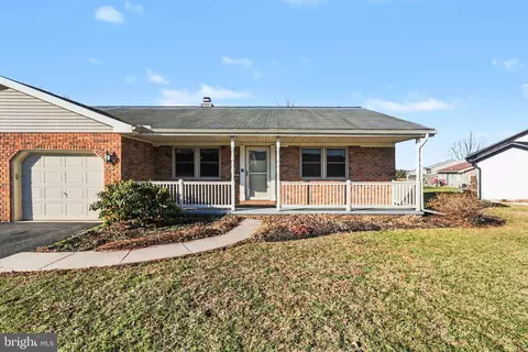 1391 Woodridge Dr, Middletown, PA 17057