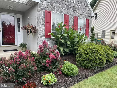 1827 Meadow Ridge Dr, Hummelstown, PA 17036