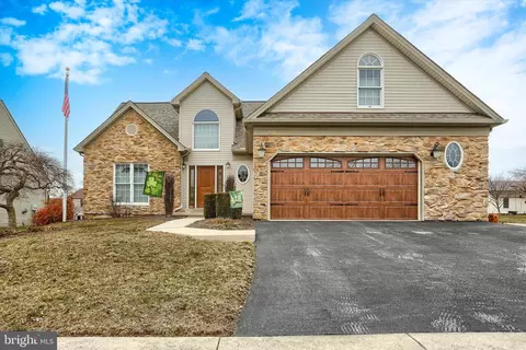 216 Fox Grove Pl, Hummelstown, PA 17036