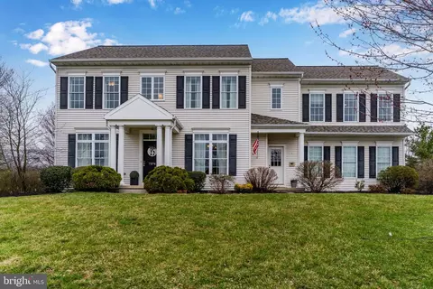 7374 Country View Dr, Harrisburg, PA 17112
