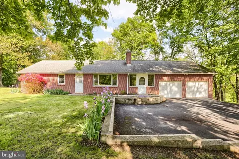 1401 La Carr Ln, Dauphin, PA 17018
