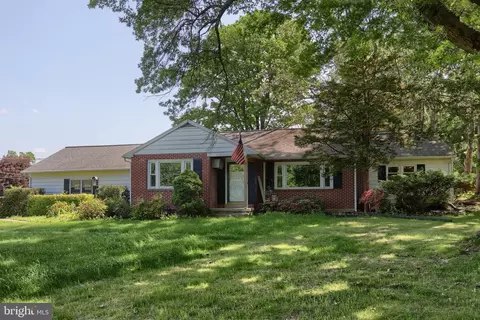 599 Colonial Club Dr, Harrisburg, PA 17112