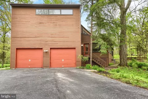 8 Pheasant Dr, Hershey, PA 17033