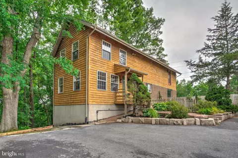 1175 S Meadow Ln, Palmyra, PA 17078