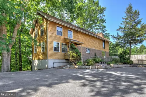 1175 S Meadow Ln, Palmyra, PA 17078