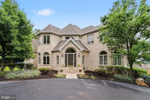 2394 Forest Hills Dr, Harrisburg, PA 17112