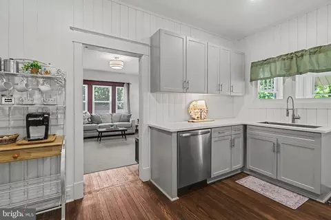 Entry Way - 163 E Derry Rd, Hershey, PA 17033 photo 1 of 3