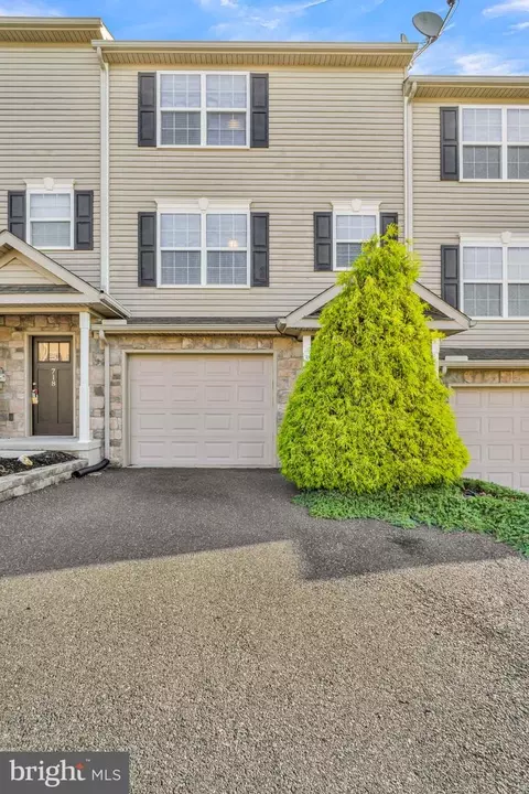 722 Gregs Dr, Harrisburg, PA 17111