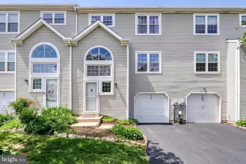 6239 Spring Knoll Dr, Harrisburg, PA 17111