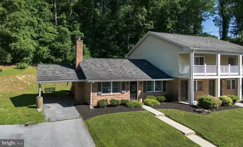907 Rhue Haus Ln, Hummelstown, PA 17036
