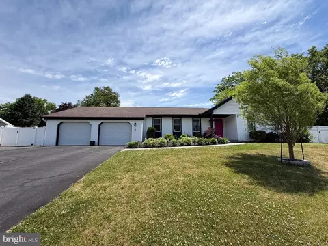 1098 Hillview Ln, Hershey, PA 17033