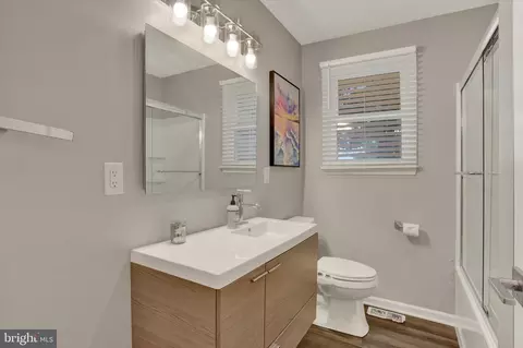 Bath - 225 E Glenn Rd, Hershey, PA 17033 photo 2 of 2