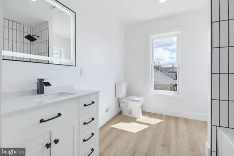 Bath - 432-434 E Derry Rd, Hershey, PA 17033 photo 5 of 8