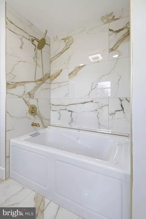 Bath - 432-434 E Derry Rd, Hershey, PA 17033 photo 4 of 8