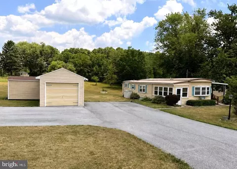 390 N Crawford Rd, Grantville, PA 17028
