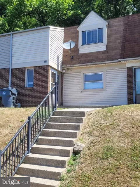 707 Saint Marys Dr, Steelton, PA 17113