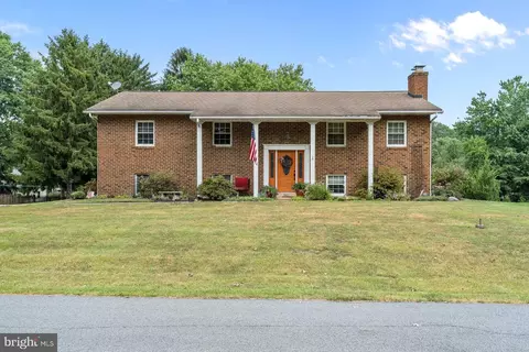 4462 Woodcrest Dr, Elizabethtown, PA 17022