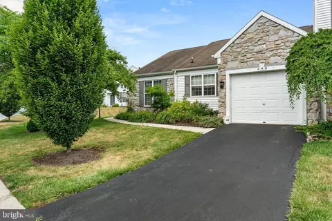 640 Springhouse Ln, Hummelstown, PA 17036