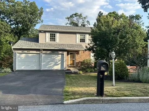 992 Martin Ln, Harrisburg, PA 17111