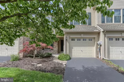 731 Creekside Dr, Hummelstown, PA 17036