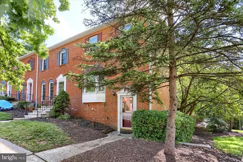 18 Fairfax Vlg, Harrisburg, PA 17112
