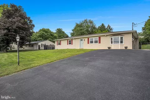 7894 Manor Dr, Harrisburg, PA 17112