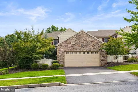 2271 Southpoint Dr, Hummelstown, PA 17036