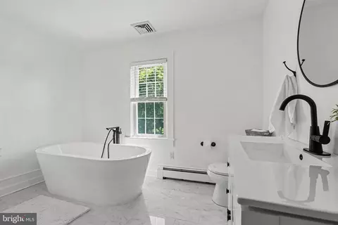Bath - 268 E Areba Ave, Hershey, PA 17033 photo 4 of 5