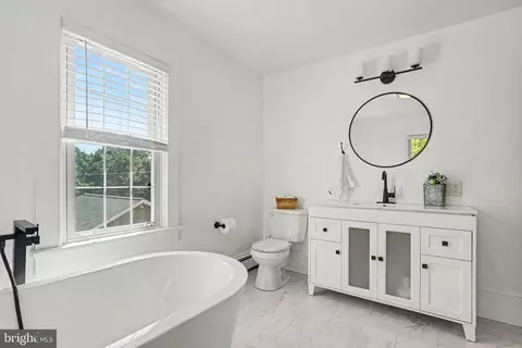 Bath - 268 E Areba Ave, Hershey, PA 17033 photo 3 of 5