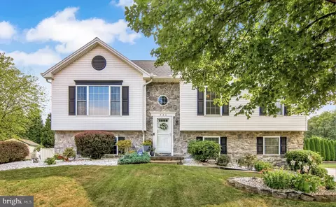 520 Hamilton Dr, Middletown, PA 17057