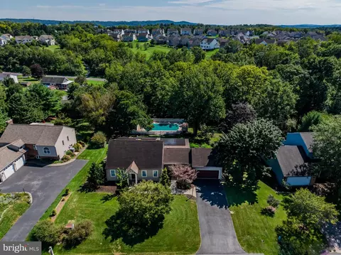 8 W Christopher Ct, Hummelstown, PA 17036