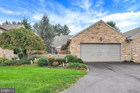547 Farmhouse Ln, Hummelstown, PA 17036