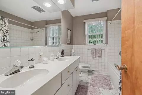 Bath - 999 Beech Ave, Hershey, PA 17033 photo 3 of 4