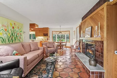 Living - 999 Beech Ave, Hershey, PA 17033 photo 4 of 5