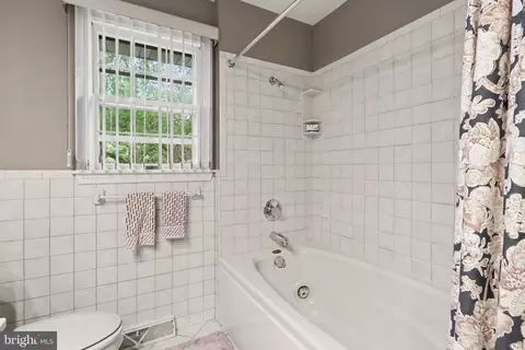 Bath - 999 Beech Ave, Hershey, PA 17033 photo 4 of 4