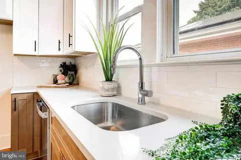 Kitchen - 1421 E Derry Rd, Hershey, PA 17033 photo 3 of 4