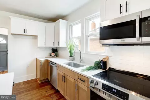 Kitchen - 1421 E Derry Rd, Hershey, PA 17033 photo 2 of 4