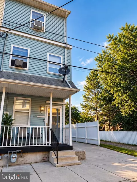 1422 Zarker St, Harrisburg, PA 17104