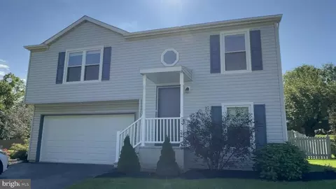 8851 Presidents Dr, Hummelstown, PA 17036