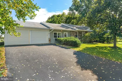 135 Florence Dr, Harrisburg, PA 17112