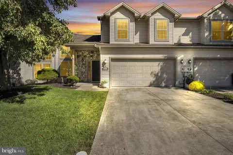 27 Edgewater Dr, Middletown, PA 17057