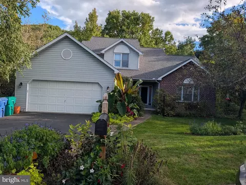 5814 Barnsley Dr, Harrisburg, PA 17111