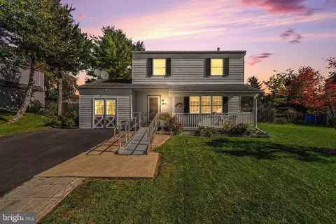 293 Sweetbriar Dr, Harrisburg, PA 17111