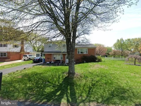 7037 Terrann Dr, Harrisburg, PA 17112